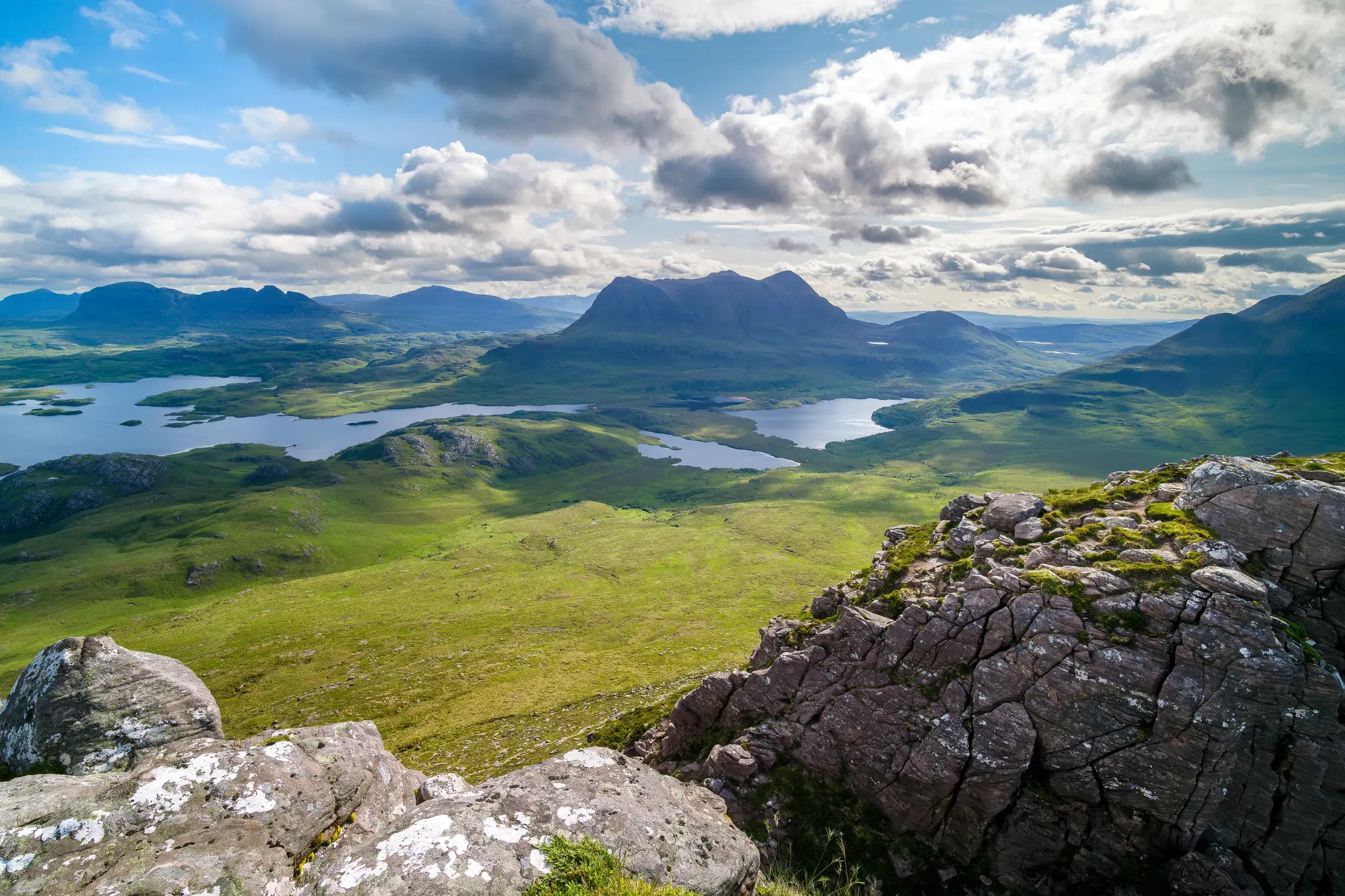 Felsiger Gipfel bietet weite Aussicht auf die Seen und Berge von Wester Ross in den schottischen North West Highlands.
