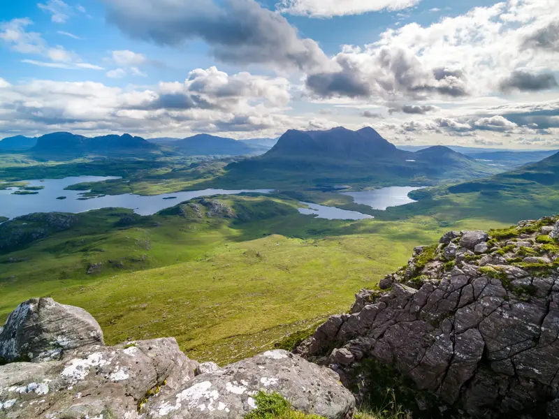 Felsiger Gipfel bietet weite Aussicht auf die Seen und Berge von Wester Ross in den schottischen North West Highlands.