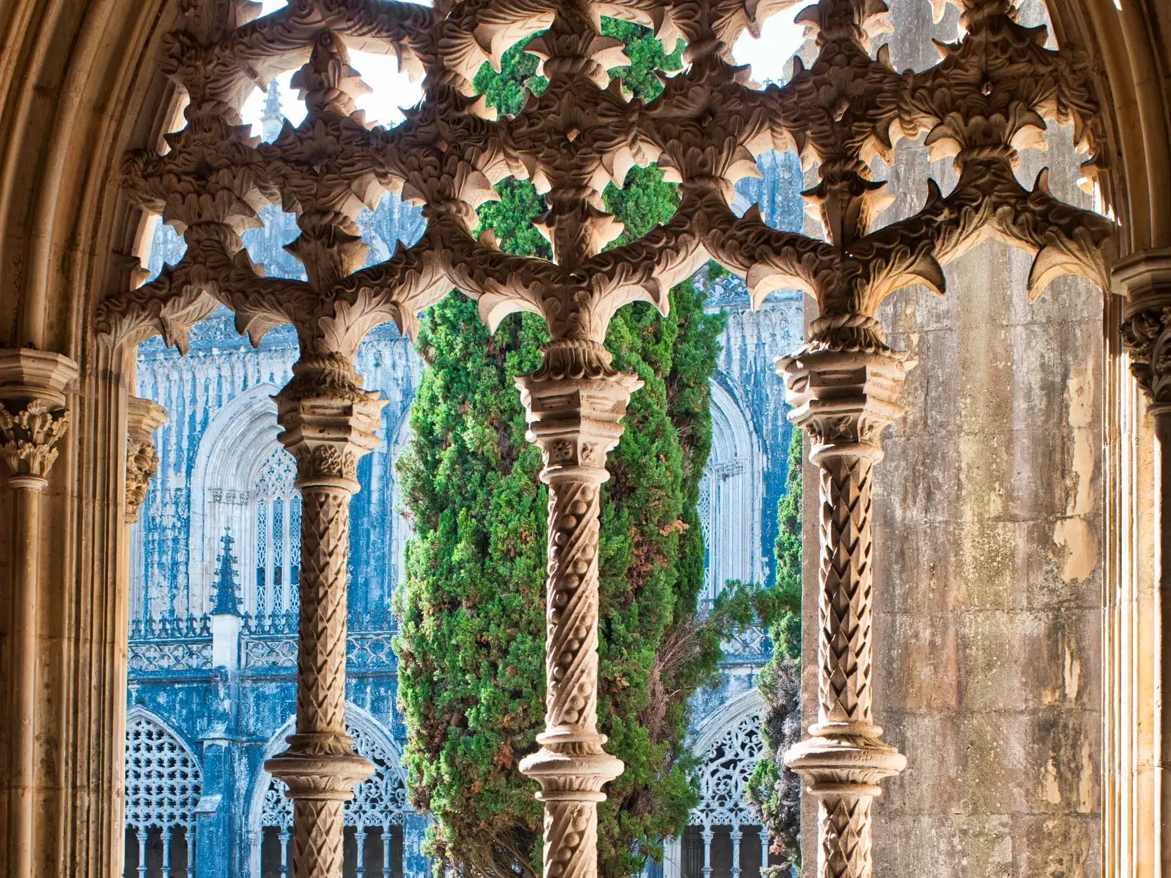 Detailansicht der spätgotischen Steinmetzkunst im Kreuzgang des Klosters Batalha in Portugal, UNESCO-Welterbe.