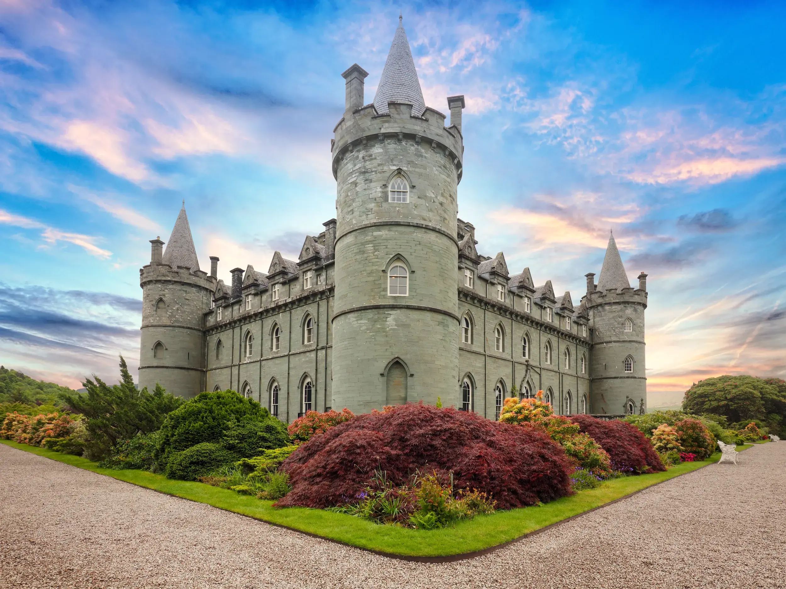 Majestätisches Inveraray Castle am Loch Fyne in Schottland mit farbenprächtigem Schlossgarten während einer Studiosus Studienreise.