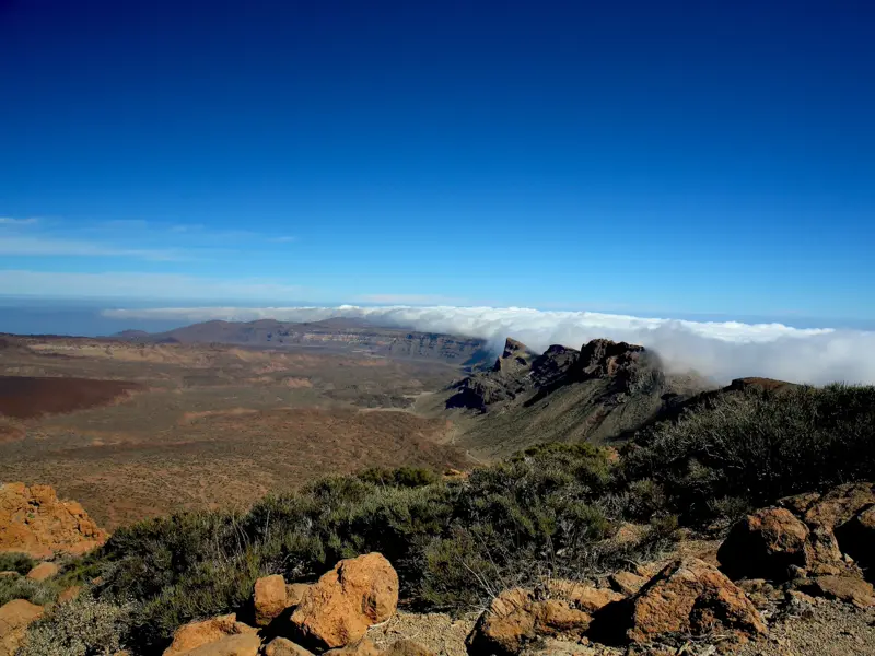 Aussicht beim Wandern auf dem Guajara über die Vulkanlandschaft Las Cañadas im Teide Nationalpark auf Teneriffa.