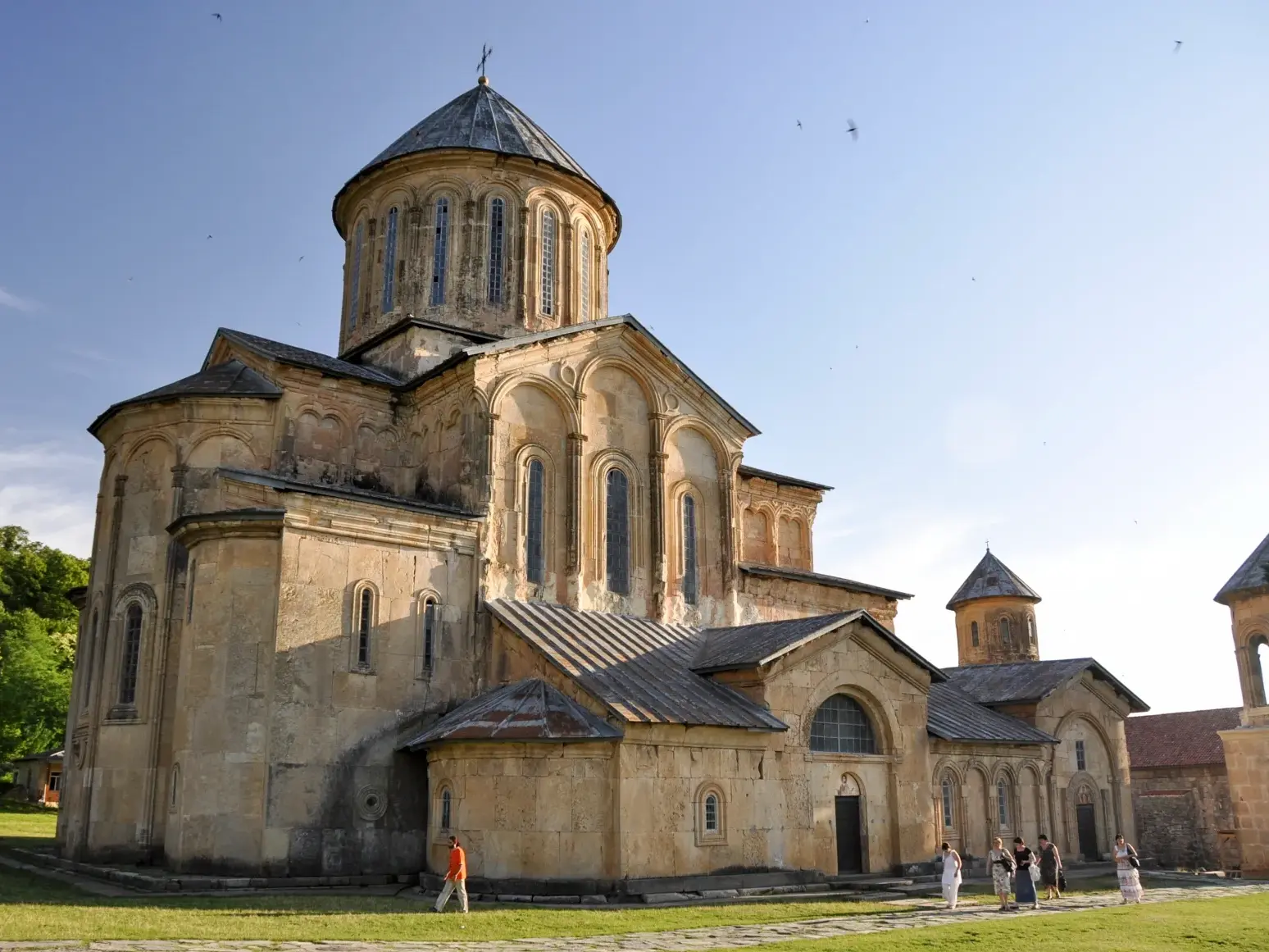 Eine kleine Wandergruppe erkundet das eindrucksvolle Alawerdi-Kloster aus dem 11. Jahrhundert in Georgiens Region Kachetien.