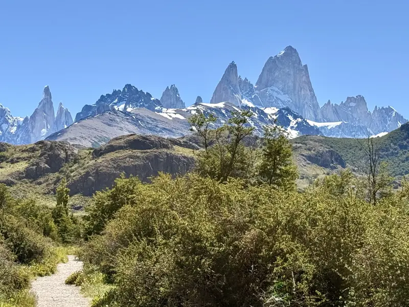 Wanderweg im Nationalpark Los Glaciares mit Blick auf die majestätischen, schneebedeckten Gipfel des Fitz Roy Massivs.